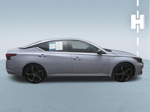 Used 2024 Nissan Altima 2.5 SR w/ SR Premium Package FWD image 3