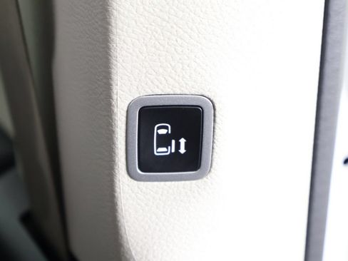Used 2024 Chrysler Pacifica Limited FWD image 56