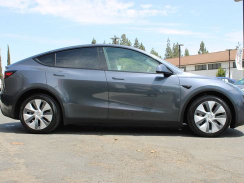 Used 2023 Tesla Model Y Long Range AWD/4WD image 37