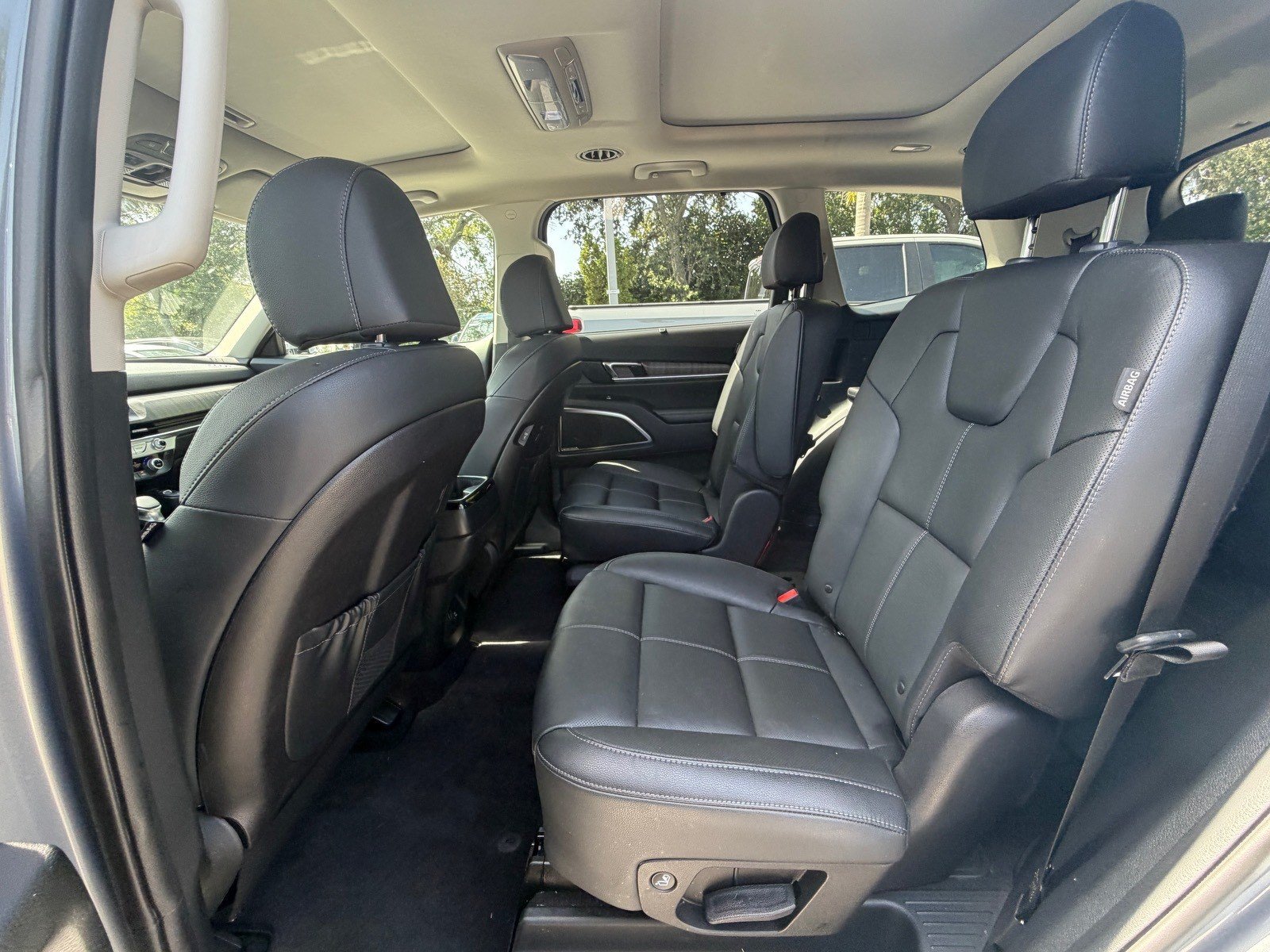 Used 2025 Kia Telluride SX w/ SX Captain's Chair Package FWD image 24