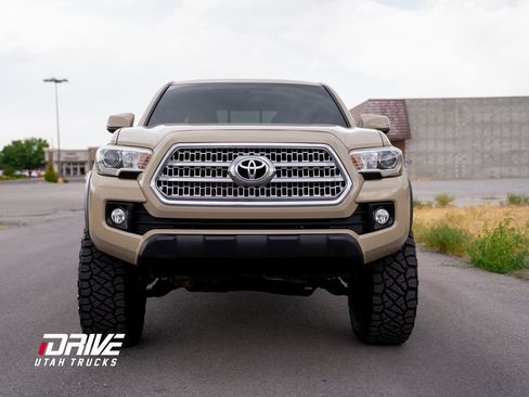 Used 2016 Toyota Tacoma TRD Off-Road image 4