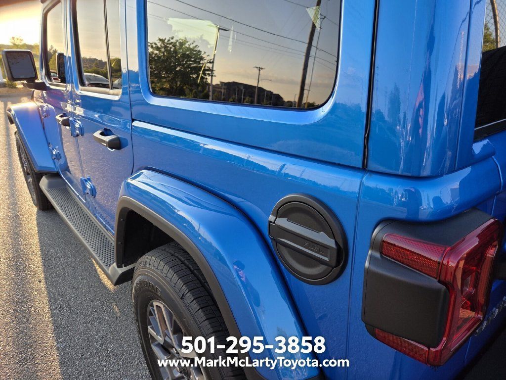 Used 2025 Jeep Wrangler Unlimited Sahara AWD/4WD image 9