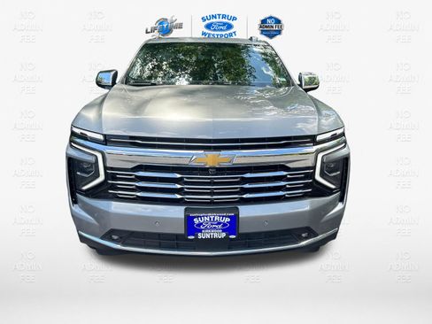 Used 2025 Chevrolet Suburban Premier RWD image 9
