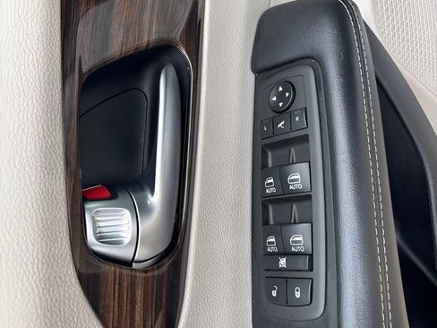 Used 2022 Chrysler Pacifica Limited FWD image 10