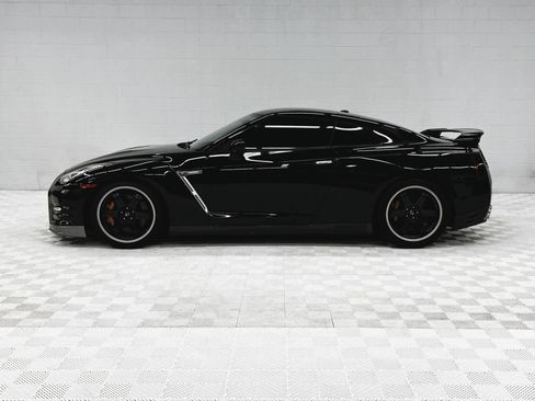 Used 2016 Nissan GT-R Premium image 1