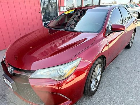 Used 2017 Toyota Camry SE w/ Moonroof Package FWD image 2