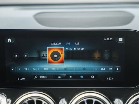 Used 2022 Mercedes-Benz GLB 250 4MATIC w/ Premium Package Lite image 23