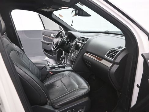 Used 2018 Ford Explorer Platinum image 16