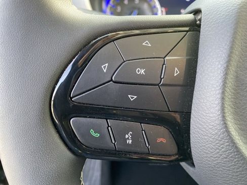 Used 2025 Chrysler Pacifica Limited image 21