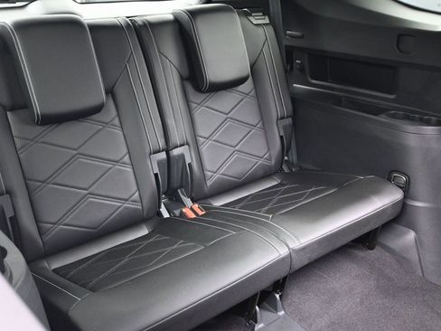 Used 2024 Volkswagen Atlas SE image 32