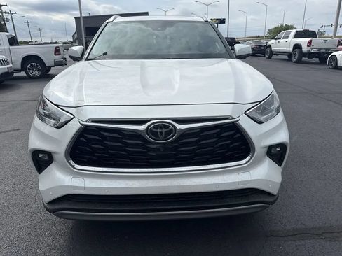 Used 2023 Toyota Highlander Platinum FWD image 6