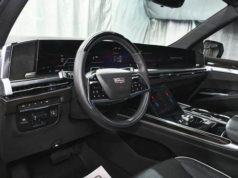 Used 2025 Cadillac Escalade Premium Luxury w/ LPO, Floor Liner Package AWD/4WD image 19