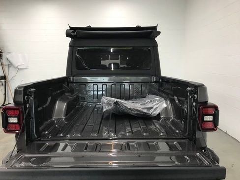 New 2025 Jeep Gladiator Willys image 31