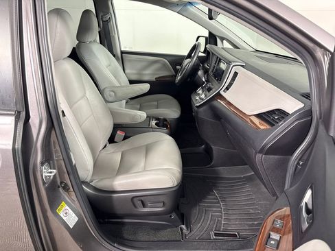 Used 2017 Toyota Sienna Limited Premium image 8