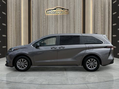 Used 2024 Toyota Sienna LE image 4