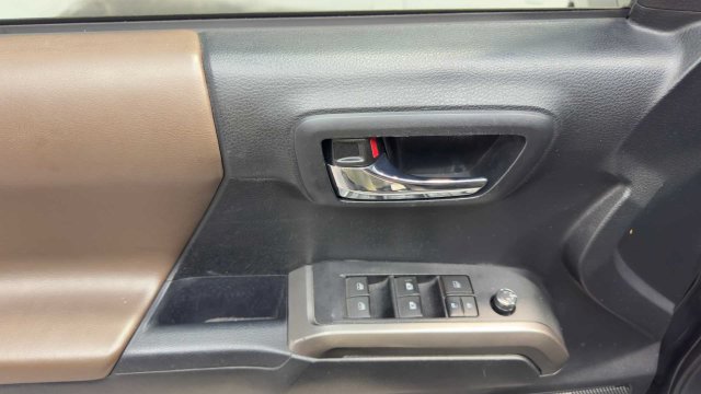 Used 2016 Toyota Tacoma Limited w/ Towing Package RWD image 21