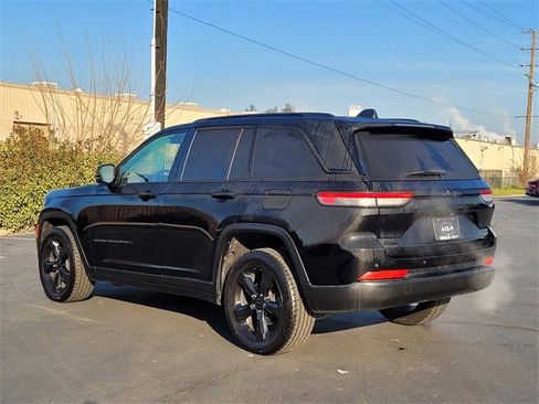 Used 2023 Jeep Grand Cherokee Limited w/ Black Appearance Package image 7