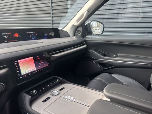 Used 2025 Lincoln Navigator L Reserve image 18