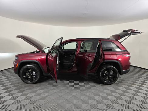 New 2025 Jeep Grand Cherokee Altitude image 16