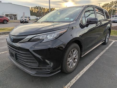 Used 2024 Toyota Sienna LE image 3