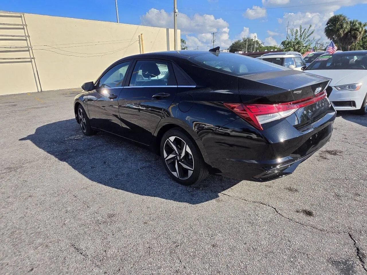 Used 2023 Hyundai Elantra Limited FWD image 3