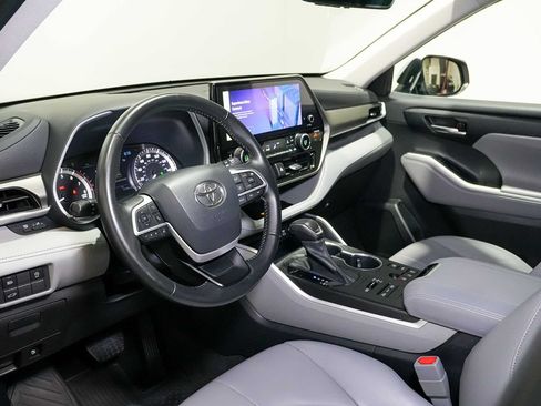 Used 2023 Toyota Highlander XLE AWD/4WD image 14