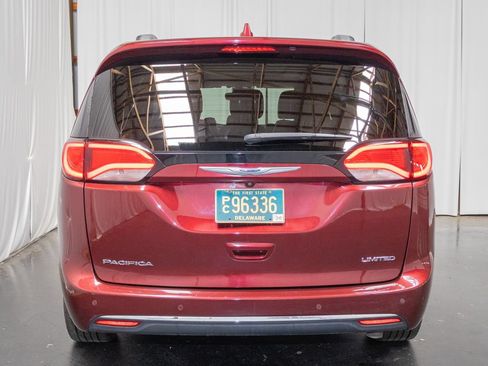 Used 2019 Chrysler Pacifica Limited w/ Tire & Wheel Group FWD image 3