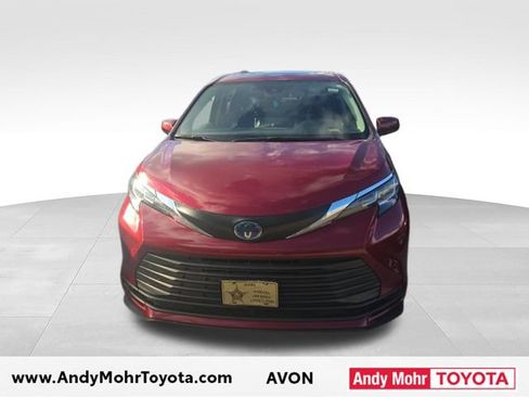 Used 2022 Toyota Sienna LE w/ LE Plus Package AWD/4WD image 2