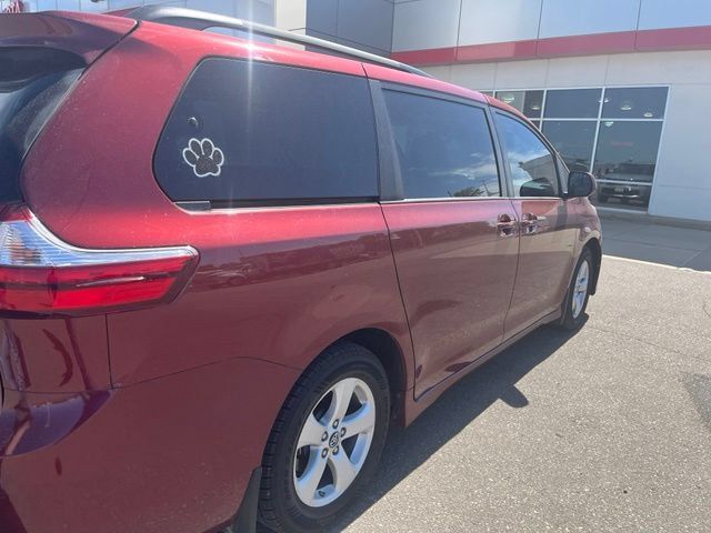 Used 2019 Toyota Sienna LE FWD image 2