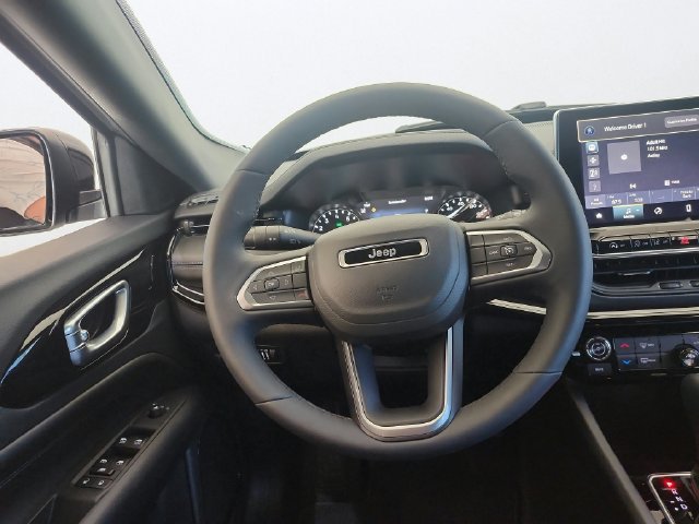 Used 2026 Jeep Compass Latitude AWD/4WD image 9