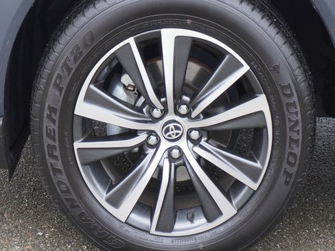 Used 2024 Toyota Venza LE AWD/4WD image 7