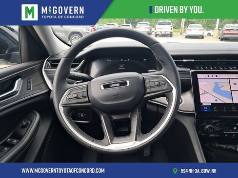 Used 2023 Jeep Grand Cherokee Limited w/ Black Appearance Package AWD/4WD image 24