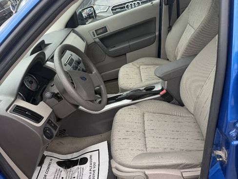 Used 2010 Ford Focus SE FWD image 7
