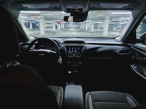 Used 2021 Chevrolet TrailBlazer LS w/ LPO, Blackout Package FWD image 3