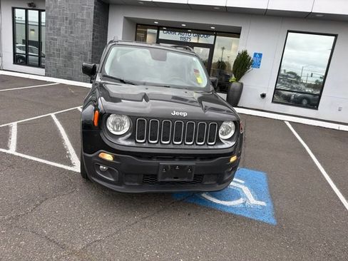Used 2017 Jeep Renegade Latitude FWD image 2