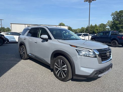 Used 2025 Nissan Pathfinder Platinum FWD image 11