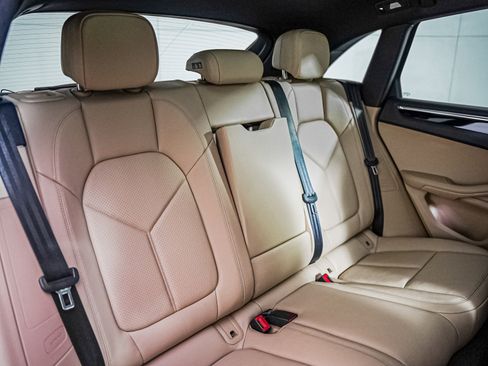 Certified 2025 Porsche Macan image 6