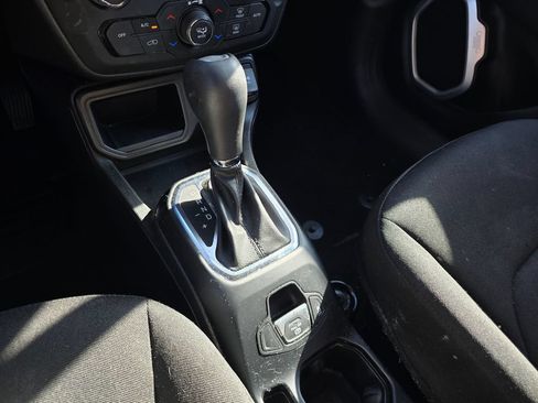 Used 2018 Jeep Renegade Latitude w/ Advanced Technology Group FWD image 21