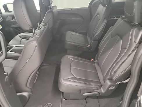New 2025 Chrysler Pacifica Select image 10