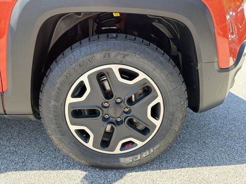 Used 2015 Jeep Renegade Trailhawk w/ Popular Equipment Group AWD/4WD image 14