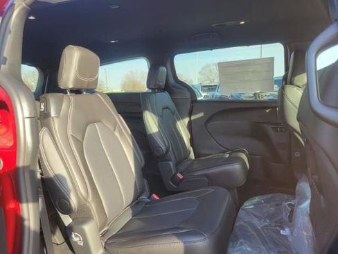 New 2026 Chrysler Pacifica Select image 15