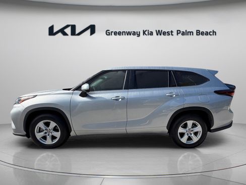 Used 2024 Toyota Highlander LE FWD image 4
