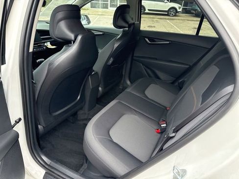 Used 2025 Kia Niro LX image 16