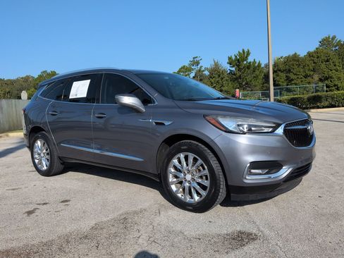 Used 2018 Buick Enclave Premium w/ Experience Buick Package FWD image 2