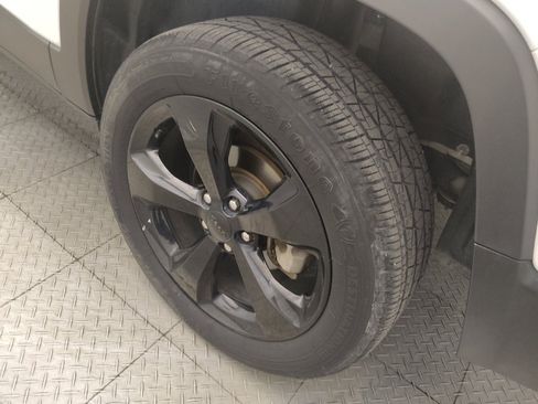 Used 2020 Jeep Cherokee Latitude Plus FWD image 31