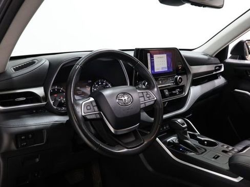Used 2023 Toyota Highlander XLE FWD image 13