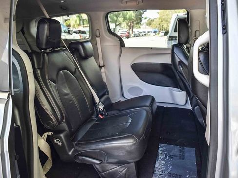 Used 2018 Chrysler Pacifica Touring-L image 15