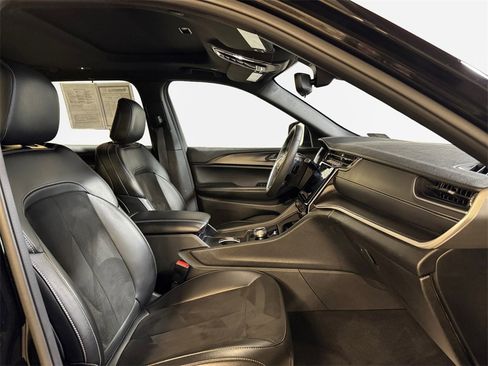 Used 2023 Jeep Grand Cherokee L Laredo image 26