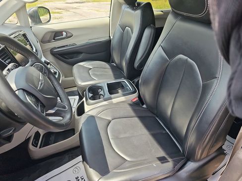 Used 2023 Chrysler Pacifica Touring-L FWD image 21