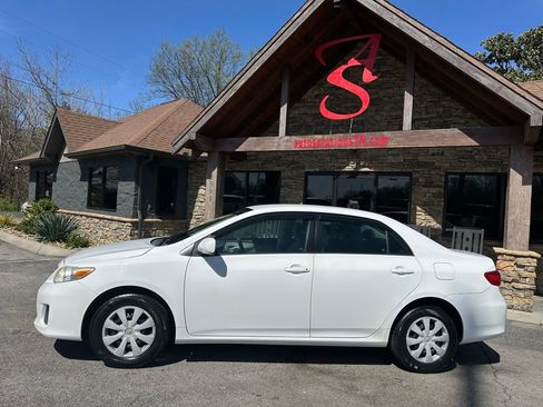Used 2011 Toyota Corolla LE image 2
